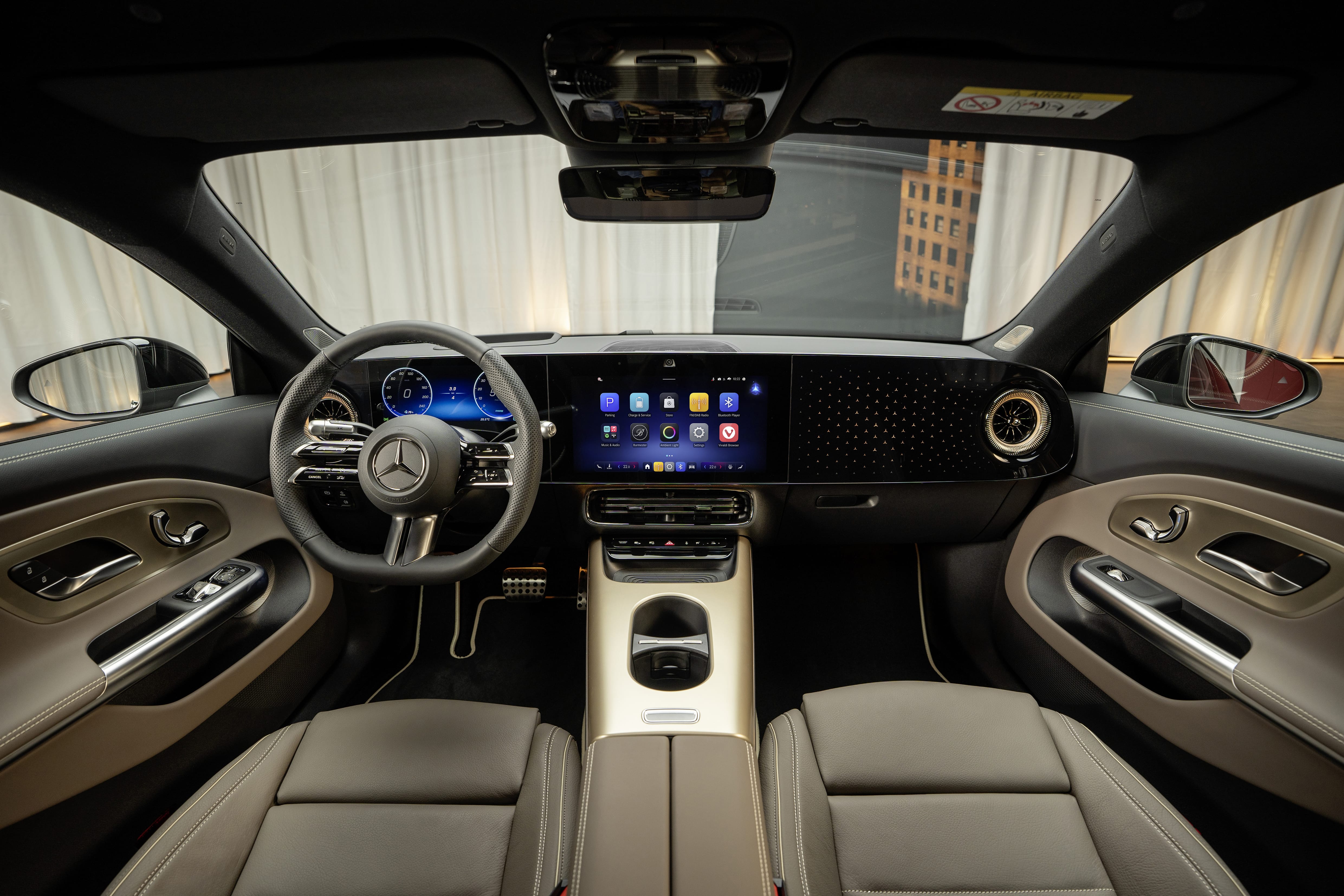 Mercedes CLA 100% elétrico bancos dianteiros